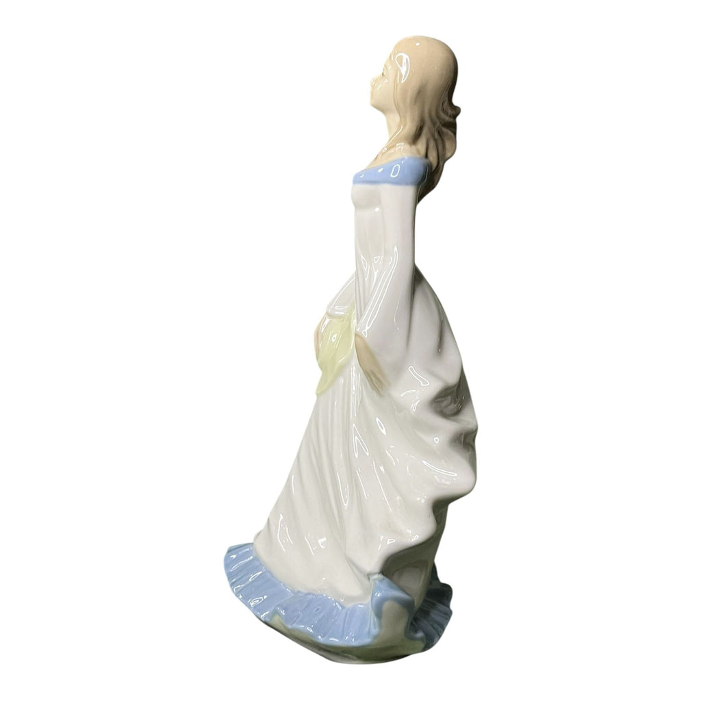 Figura femenina de porcelana