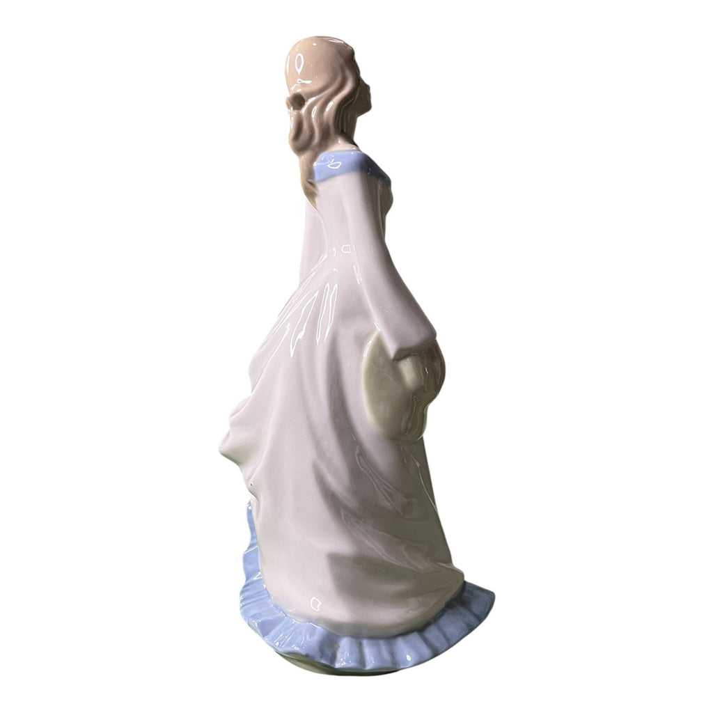 Figura femenina de porcelana